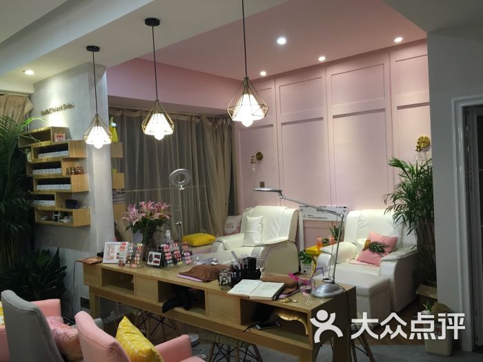 上海市發匠美發沙龍采用現代風格發廊設計案例圖1