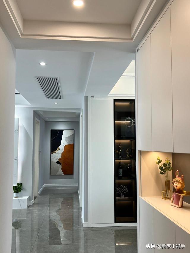 新房裝修完工，全屋定制柜子很喜歡，懸空電視墻顯得很大氣