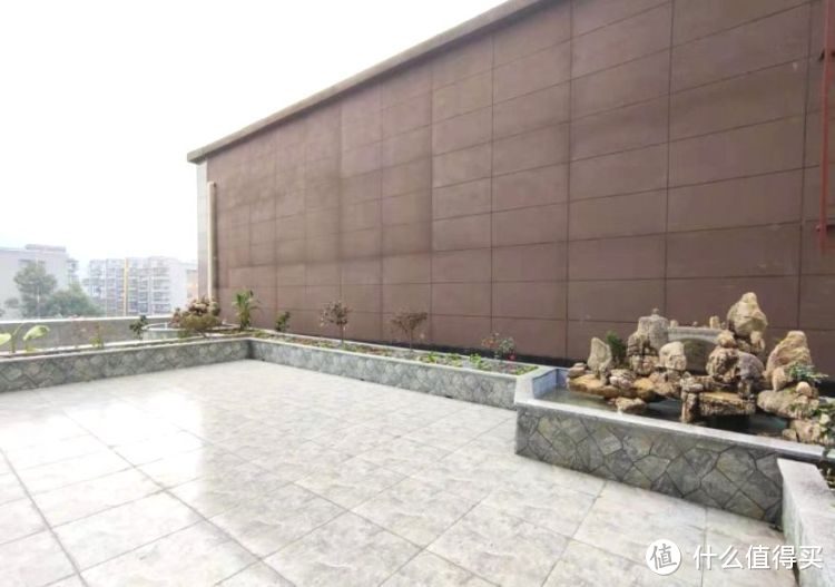 擠破頭買了這套100㎡小三房，送超大平臺花園，比房子大了一倍