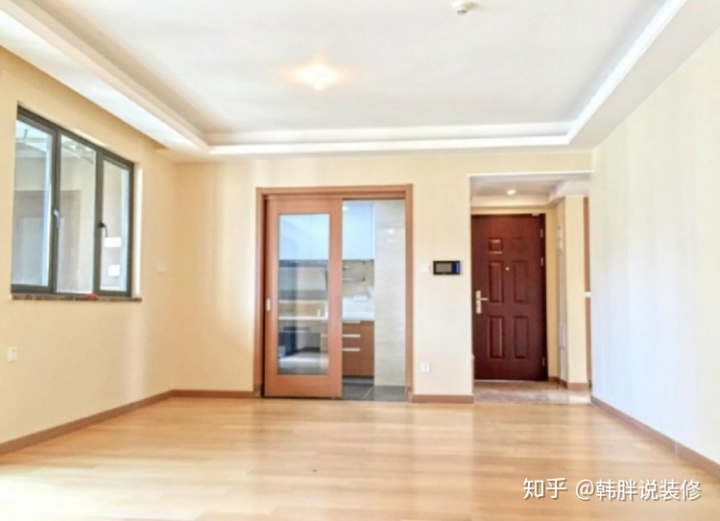 低配版精裝房,108㎡三室兩廳格局,這效果估計還得重新裝修一番